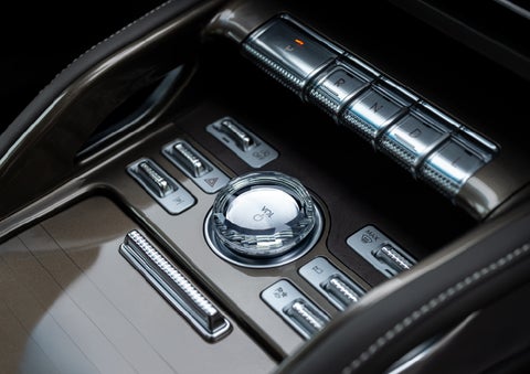 A crystal-inspired volume knob is shown in the center floor console of a 2024 Lincoln Nautilus® SUV. | Rydell Lincoln in Independence IA